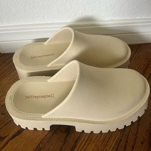 NIB Jeffrey Campbell clogge size 9
